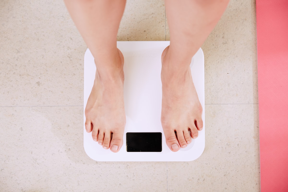 Homme en bonne santé montrant sa transformation physique